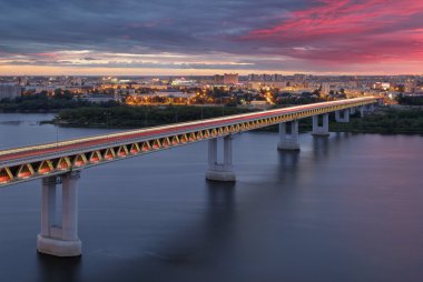 Oka Nehri Nijniy Novgorod günbatımı arka plan üzerinde metro Köprüsü