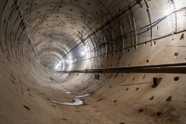 dairesel bir bölüm ve raylar ile doğrudan Metro'ya stra gider