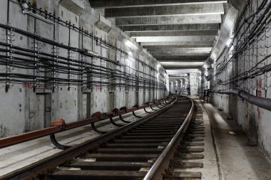 dikdörtgen Metro'ya sol ve beyaz aydınlatma için bir dönüş ile