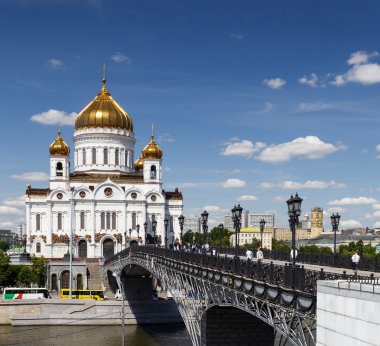 İsa'nın kurtarıcı Katedrali ve fenerler ve insanlarla Patriarchal Köprüsü