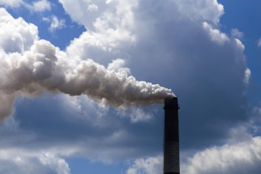 Hava bulutlu, duman ve gaz gezegen kirletici, boru ağır sanayi fabrikası yayar