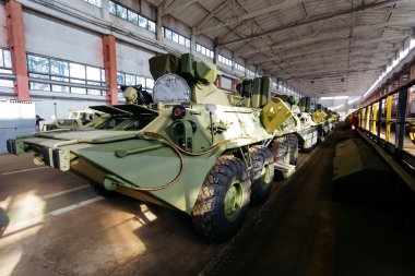 Hangarda bir silahla Rus zırhlı personel taşıyıcı