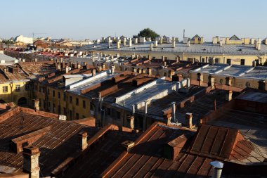 Çeşitli kırmızı bir kaplama ve bacalar, Saint Petersburg ile çatı