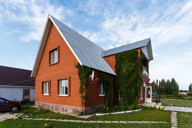 İki katlı kır evi tuğla