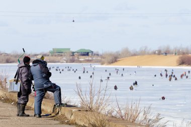 Buzda balık Nehri üzerinde iki balıkçı bakıyorsun
