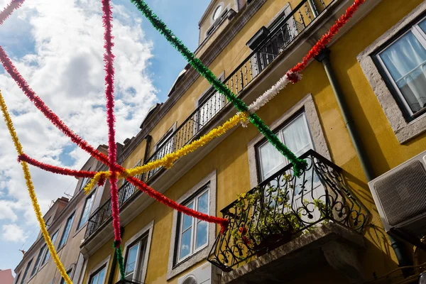 在波尔图，葡萄牙街宴。在庆祝街道上装饰着五彩缤纷的彩带. — 图库照片