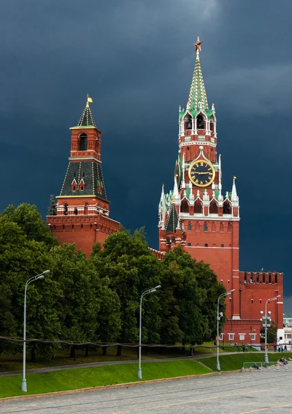 Praça Vermelha e Torre Spasskaya antes da chuva sem pessoas — Fotografia de Stock