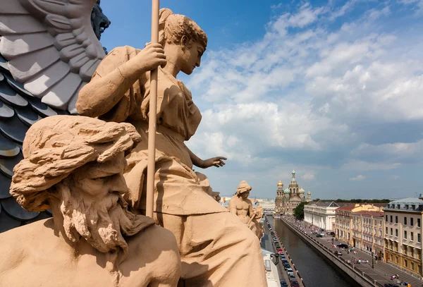 Vista de la Iglesia del Salvador de la Sangre en el techo donde hay hermosas esculturas en San Petersburgo — Foto de Stock