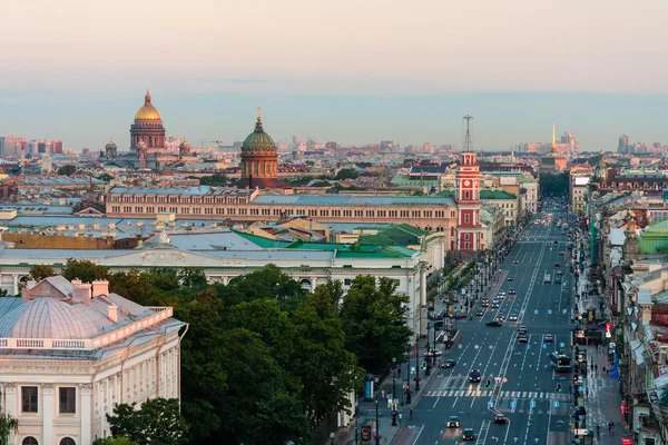 Vista da manhã Nevsky Prospekt sem carros em São Petersburgo. No horizonte Catedral de São Isaacs e Catedral de Kazan — Fotografia de Stock