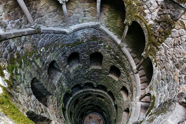 Посвящение Уэллс. Глубоко на территории Кинта-да-Регалейра. Старая винтовая лестница спускается вниз
