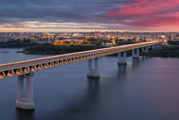 Oka Nehri Nijniy Novgorod günbatımı arka plan üzerinde metro Köprüsü