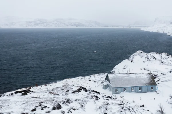 The house is on the edge of the earth. The northern part of Russia, Teriberka — Stock Photo, Image