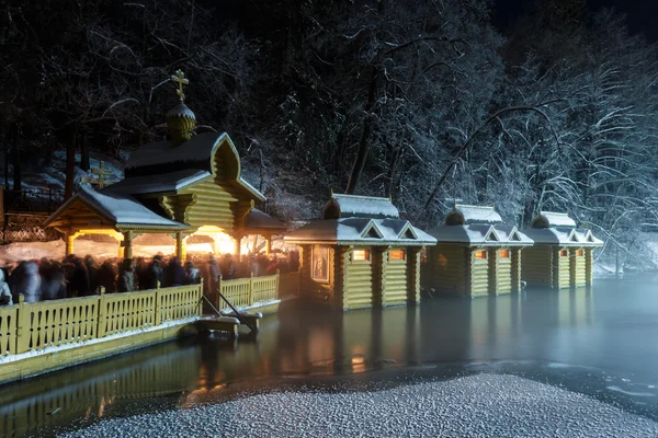 İsa'nın Doğuşu - bir Ortodoks Kilisesi'nin büyük tatil. Diveevo kutsal suya kaynağıdır. İnsanlar kutsal su toplamak