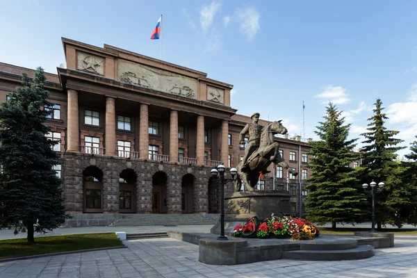 Monumentala Stalin byggnad med monumentet till soldaterna i Yekaterinburg — Stockfoto