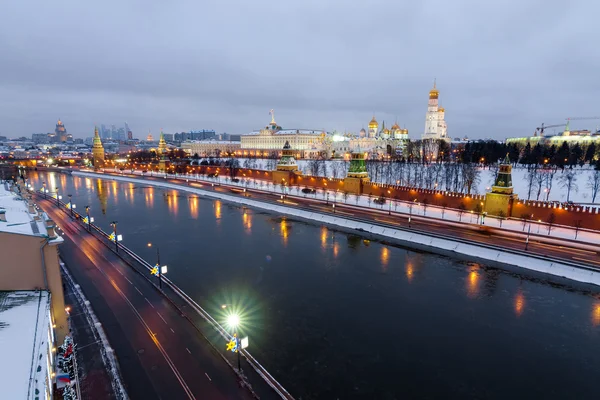 Vista superior moscow River e Moscou Kremlin na noite de inverno — Fotografia de Stock