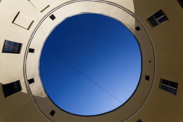 Yarda-iyi bir daire şeklinde