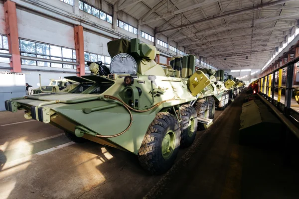Transportador de pessoal blindado russo com uma arma no hangar — Fotografia de Stock
