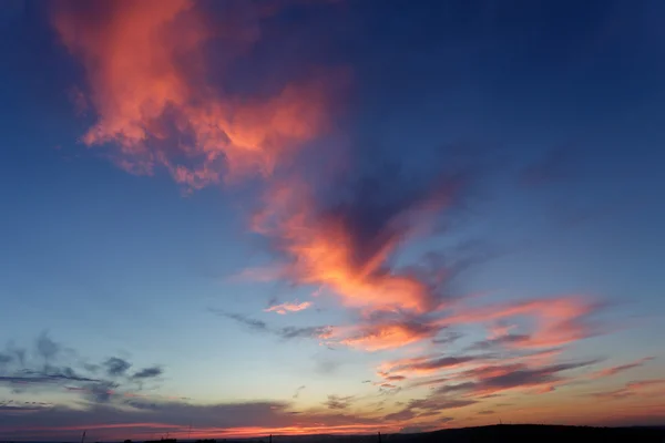 Ufukta güneş aydınlatmak bulutlar sürüklenen