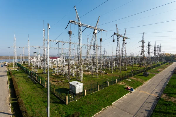Güç hattı şehrine hidroelektrik elektrik aktarımı