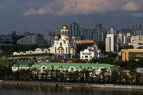 Vista das alturas da Igreja em Sangue e Business Center Senado em Ekaterinburg — Fotografia de Stock