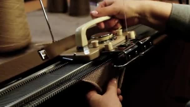 Pletení na pletacím stroji, práce na stroji. Jehly, ruce zblízka. — Stock video
