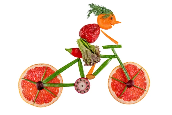 건강한 음식. 비타민이 가득한 신선한 채소와 과일로 만든 피규어 자전거, 흰색 배경에 고립 로열티 프리 스톡 사진