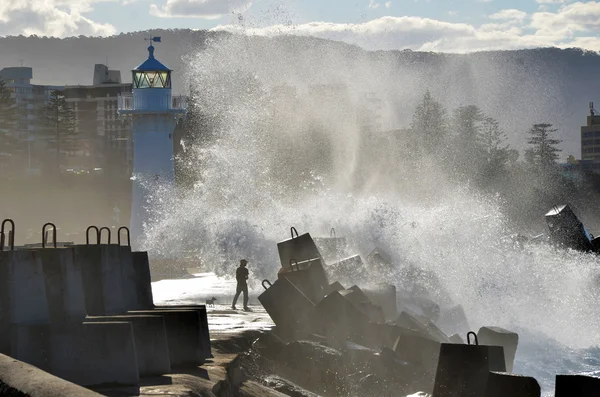 Big waves breaking over Wollongong harbor breakwall near the lighthouse — Stock Photo, Image