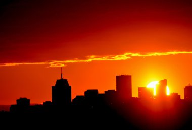 Günbatımı arkasında siluet şehir manzarası