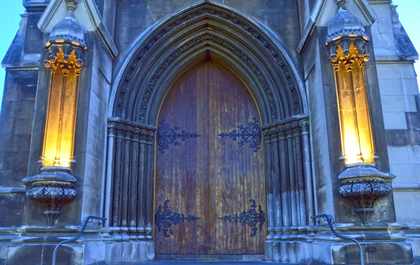 Porta de madeira arqueada e blocos de pedra de uma igreja gótica — Fotografia de Stock