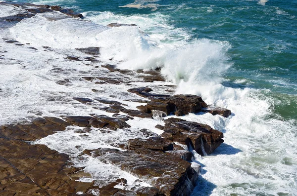 Platforma mozaikowego rock wyblakły przez fale oceanu — Zdjęcie stockowe