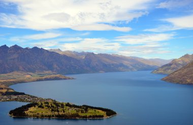 Queenstown ve engebeli dağ silsilesi (Remarkables çevreleyen doğal görünümünü) 
