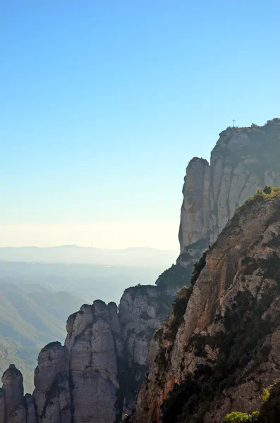 St Michaels croce sulle montagne di Montserrat, Catalogna, Spagna — Foto Stock