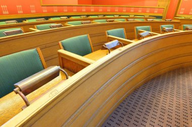 Yeşil sandalye ile toplantı salonu