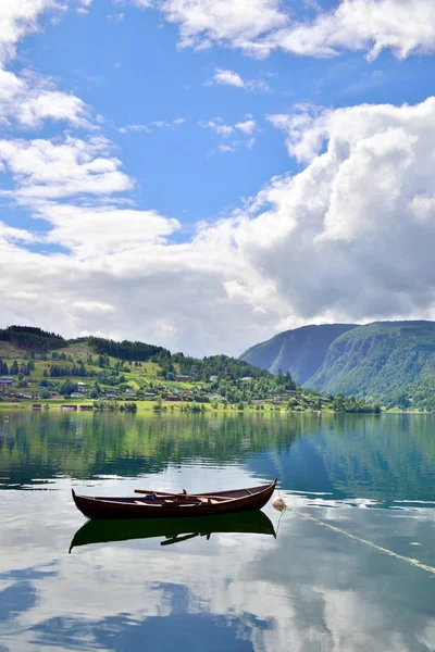 Barco de remos en un fiordo — Foto de Stock