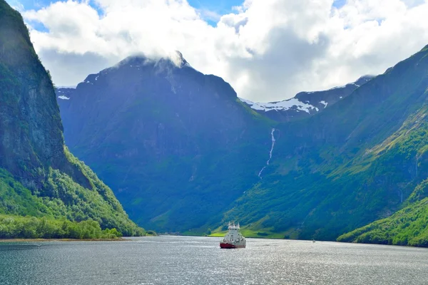 Nærøyfjorden och en färja — Stockfoto