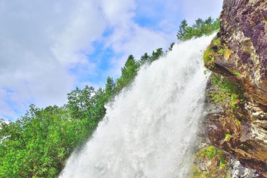 Steinsdalsfossen Şelalesi portre