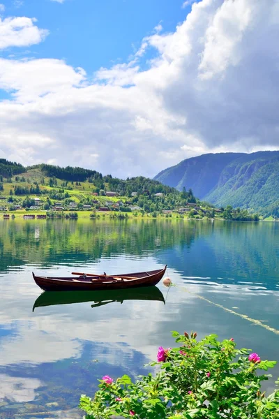 Łodzią w Ulvik, Norway. — Zdjęcie stockowe