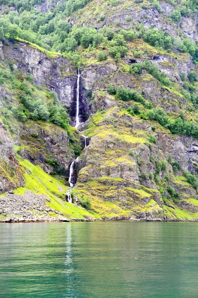 Naeroyfjord Norveç'te, şelale — Stok fotoğraf