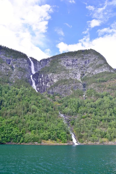 Wodospad w Naeroyfjord od w Norwegii — Zdjęcie stockowe