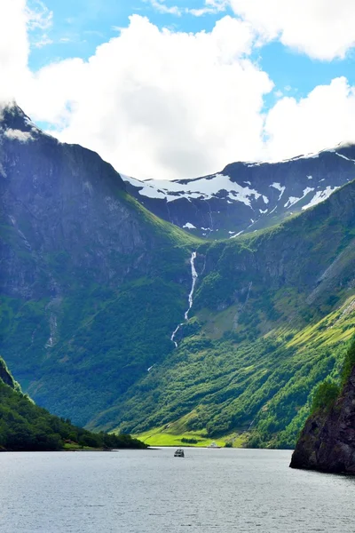 Wodospad w Naeroyfjord od w Norwegii — Zdjęcie stockowe