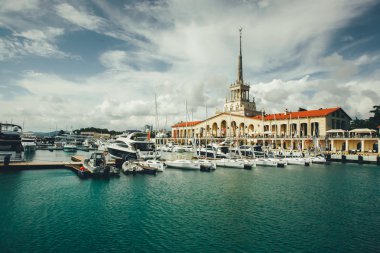 Tekneler, Sochi, Rusya demirleme ile bina liman.