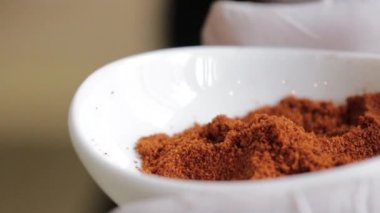 Kırmızı biber tozu bir tutam