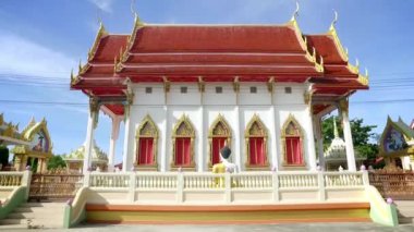 Güneşli bir gün tapınakta Tay