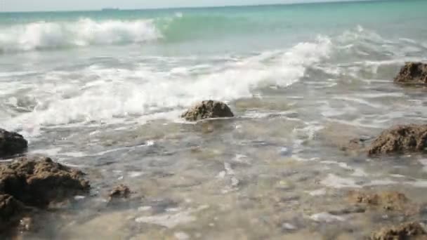 Pelo mar em um dia ensolarado em Rayong Tailândia — Vídeo de Stock