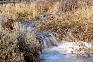Kış boyunca Nevada 'daki Evans Çölü' nden küçük bir şelale.