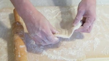 Eller hamuru buruşturur ve masanın üzerine yuvarlanır. Videoyu kapat