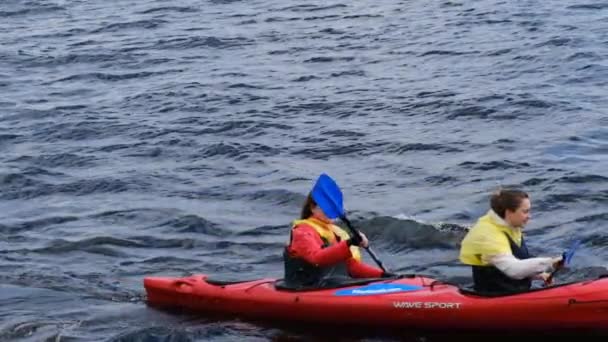 2021年7月17日 圣彼得堡 人们划艇 业余游客划桨 户外水上活动 河里的独木舟 — 图库视频影像