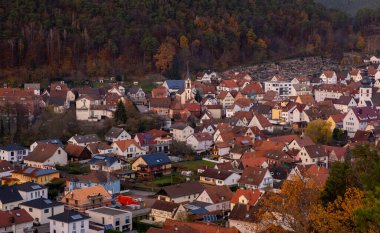 Sonbahar akşamında eski bir Avrupa kasabası. Kara Orman 'daki güzel Alman köyü, sarı ağaçlı manzara..