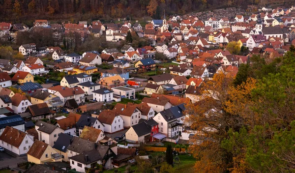秋の夜に旧ヨーロッパの町 黒の森の居心地の良い美しいドイツの村 黄色の木の風景 ストック写真
