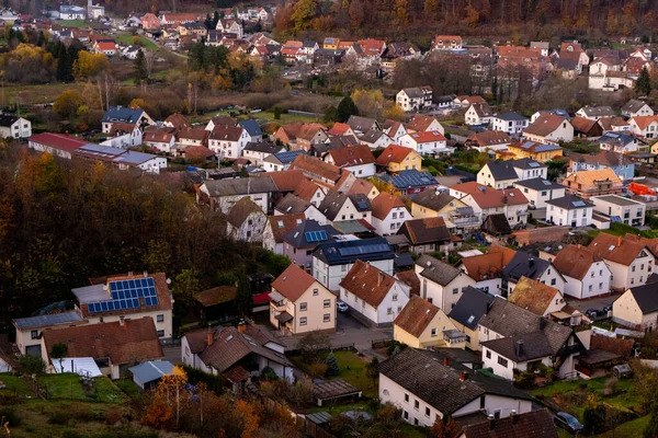 秋の夜に旧ヨーロッパの町 黒の森の居心地の良い美しいドイツの村 黄色の木の風景 ロイヤリティフリーのストック画像